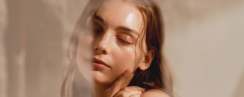 Mujer con piel luminosa después de un tratamiento facial con hielo, resaltando su brillo natural