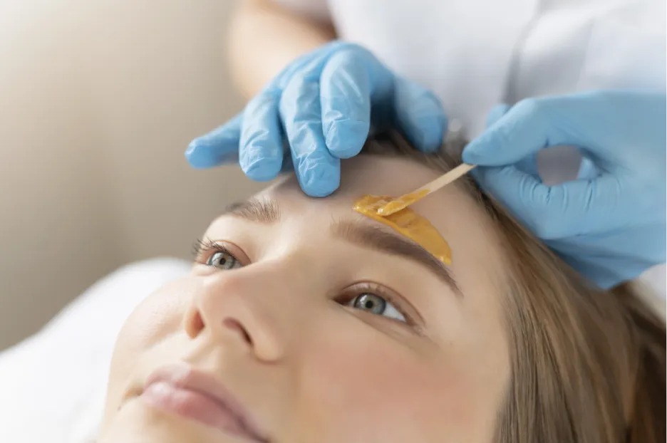 Mujer en una depilación facial.