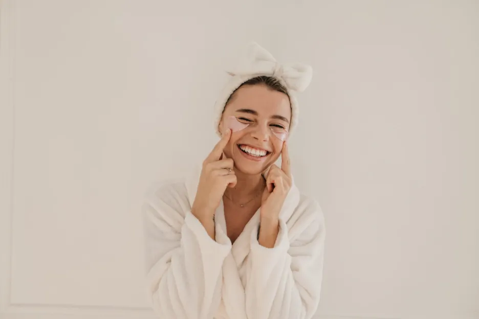 Rutina facial diaria para prevenir arrugas con limpieza e hidratación.