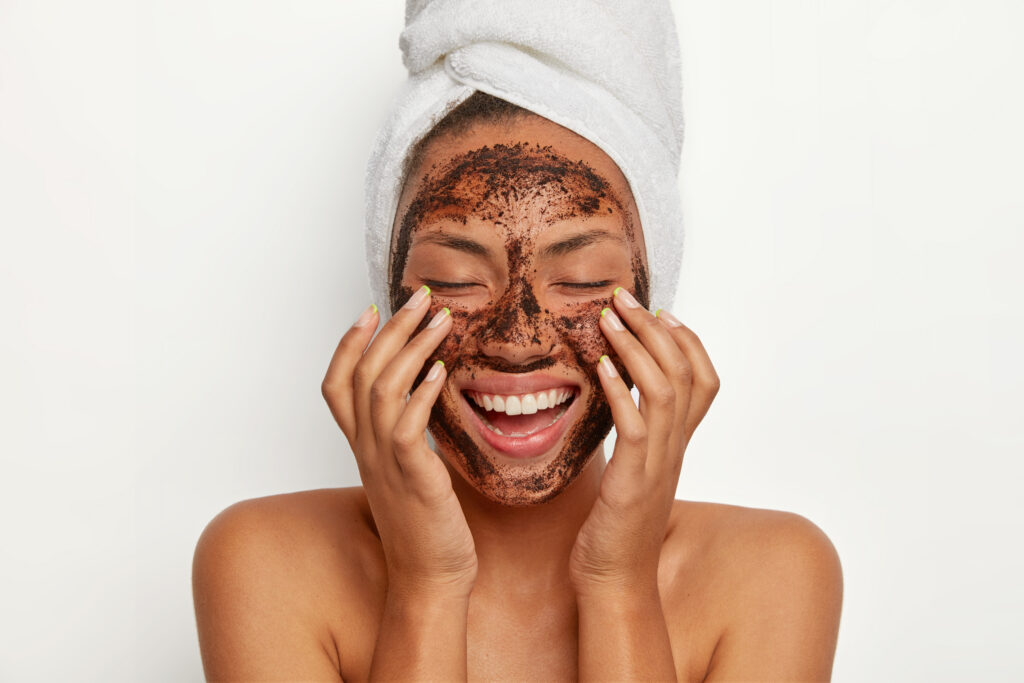 Mujer aplicando un exfoliante para la cara con movimientos suaves.