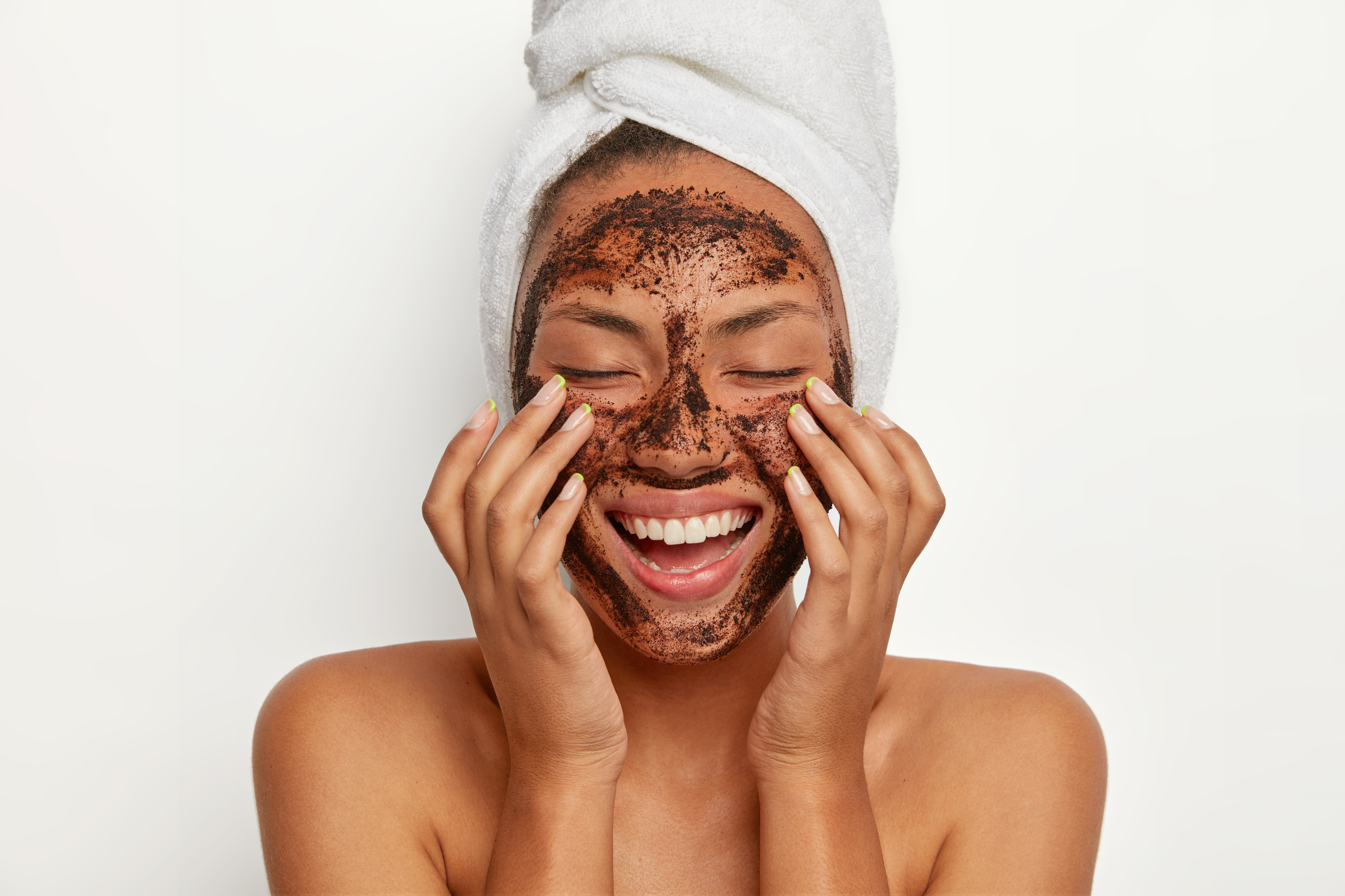 Mujer aplicando un exfoliante para la cara con movimientos suaves.