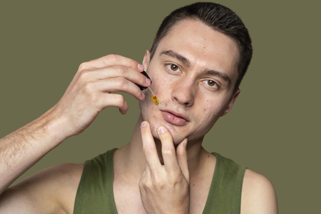 Hombre aplicando serum en el rostro