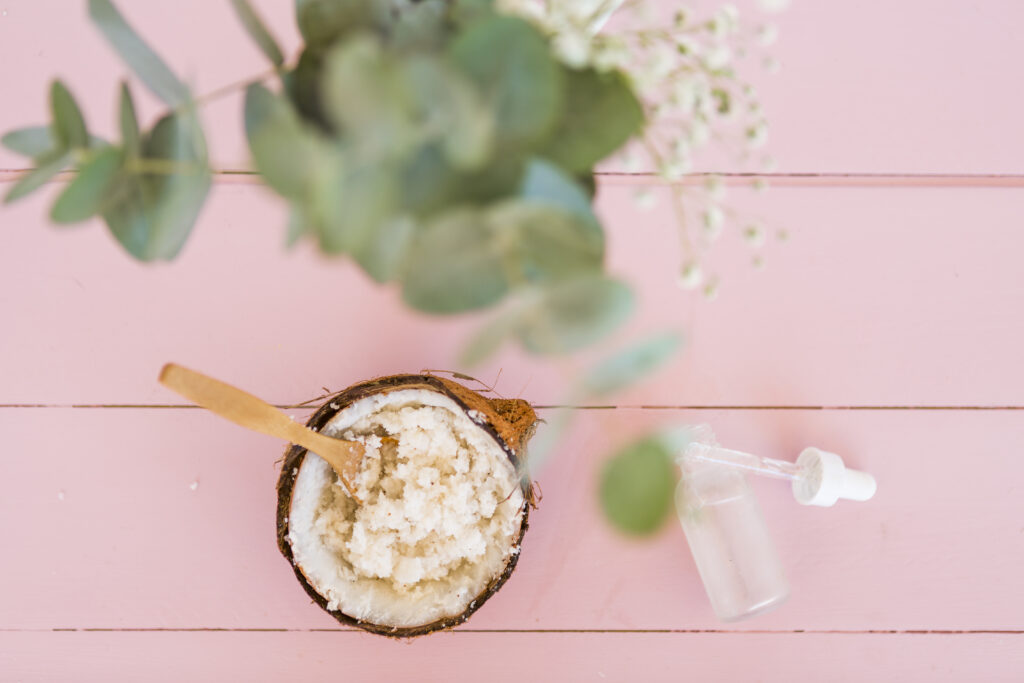 Tipos de exfoliante para la cara: física, química y enzimática, aplicados sobre piel limpia.